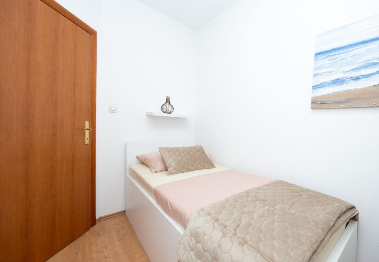 Apartament w Okrug Gornji - Apartament w Okrug Gornji z Widok na morze, taras, Klimatyzacja, WIFI (5049-3)