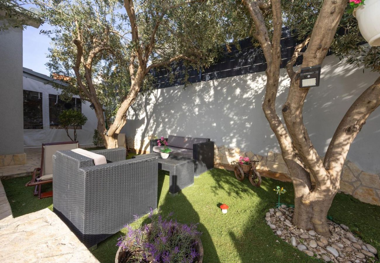 Apartament w Okrug Gornji - Apartament w Okrug Gornji z Widok na morze, taras, Klimatyzacja, WIFI (5049-3)