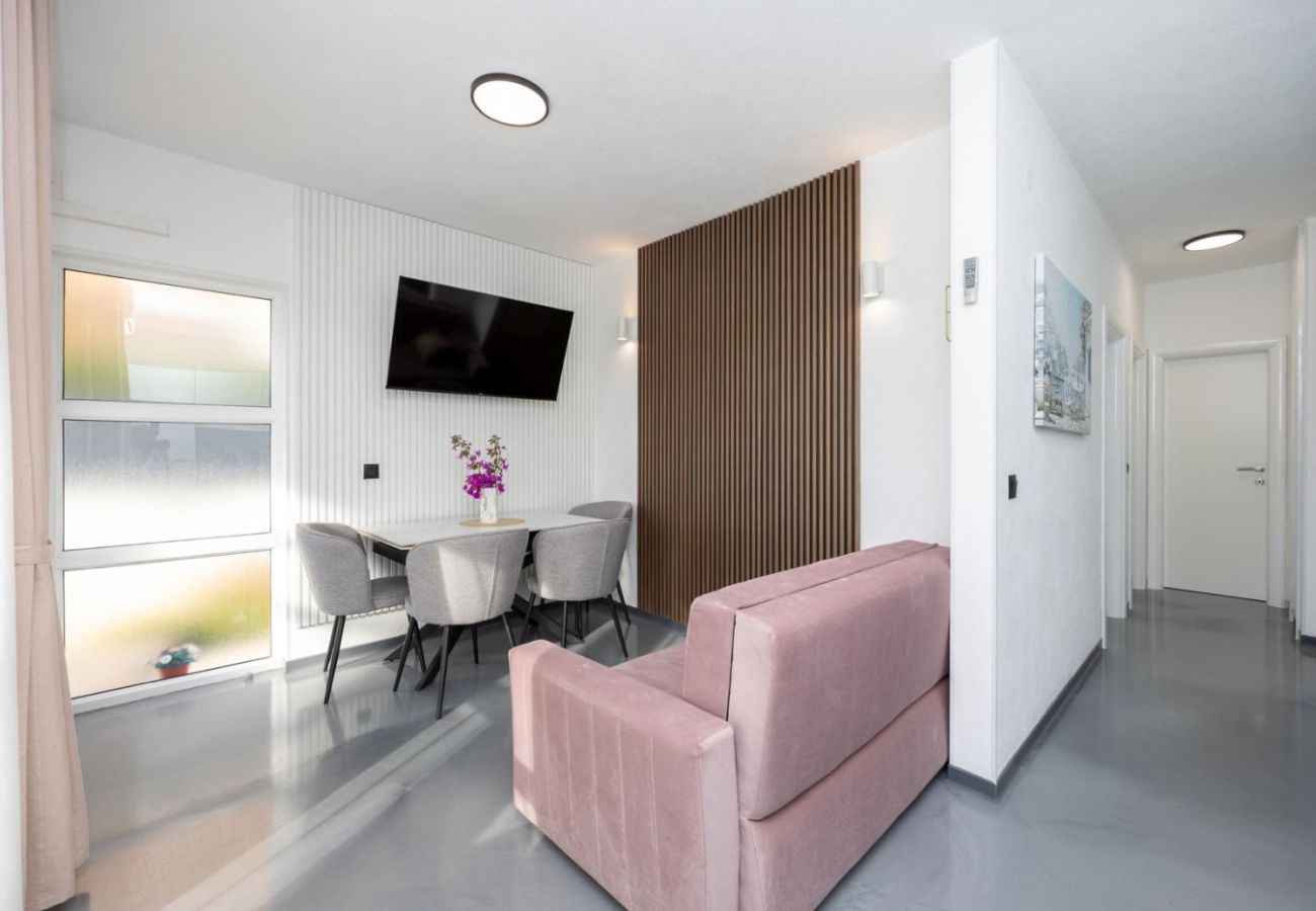 Apartament w Okrug Gornji - Apartament w Okrug Gornji z Widok na morze, balkon, Klimatyzacja, WIFI (5049-2)