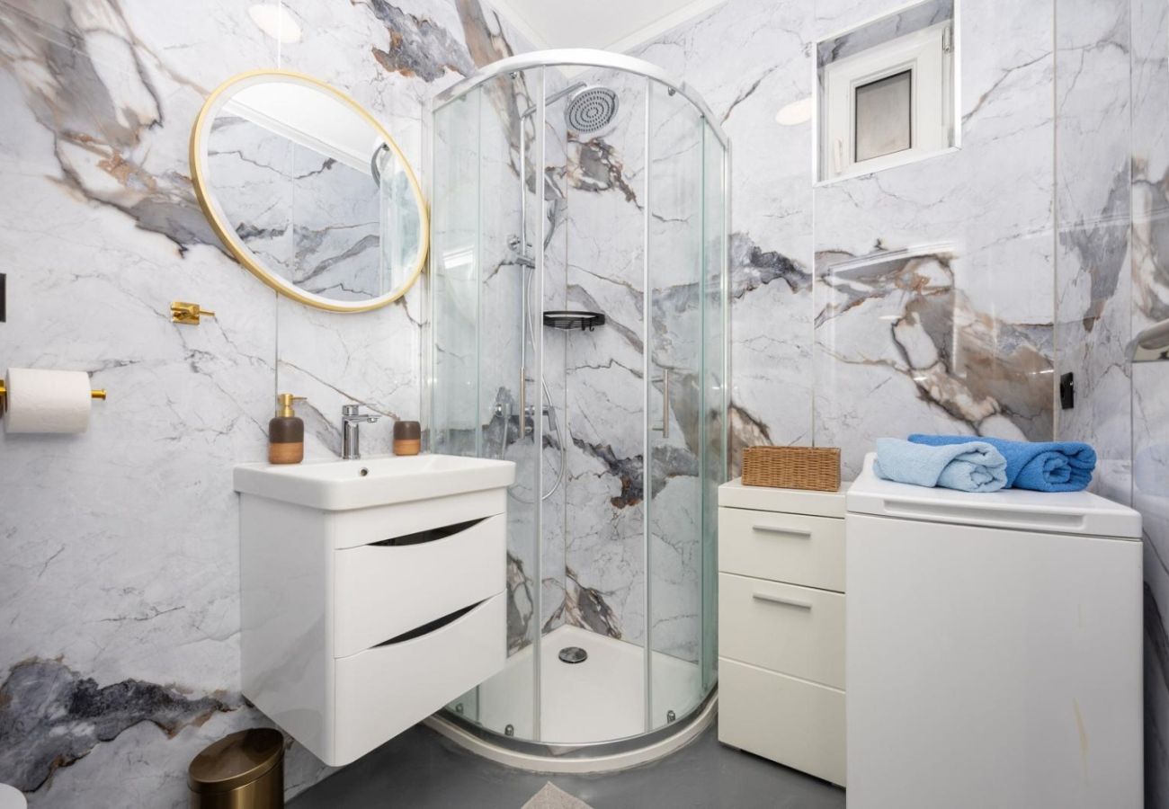 Apartament w Okrug Gornji - Apartament w Okrug Gornji z Widok na morze, Klimatyzacja, WIFI, Pralka (5049-1)