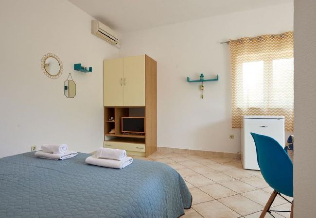 Studio w Seget Vranjica - Apartament Studio w Seget Vranjica z taras, Klimatyzacja, WIFI, Pralka (5052-2) Studio w Seget Vranjica - Apartament Studio w Seget Vranjica z taras, Klimatyzacja, WIFI, Pralka (5052-2)