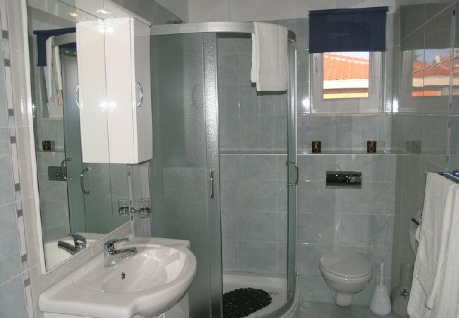 Apartament w Okrug Gornji - Apartament w Okrug Gornji z Widok na morze, taras, Klimatyzacja, WIFI (5069-4) Apartament w Okrug Gornji - Apartament w Okrug Gornji z Widok na morze, taras, Klimatyzacja, WIFI (5069-4)