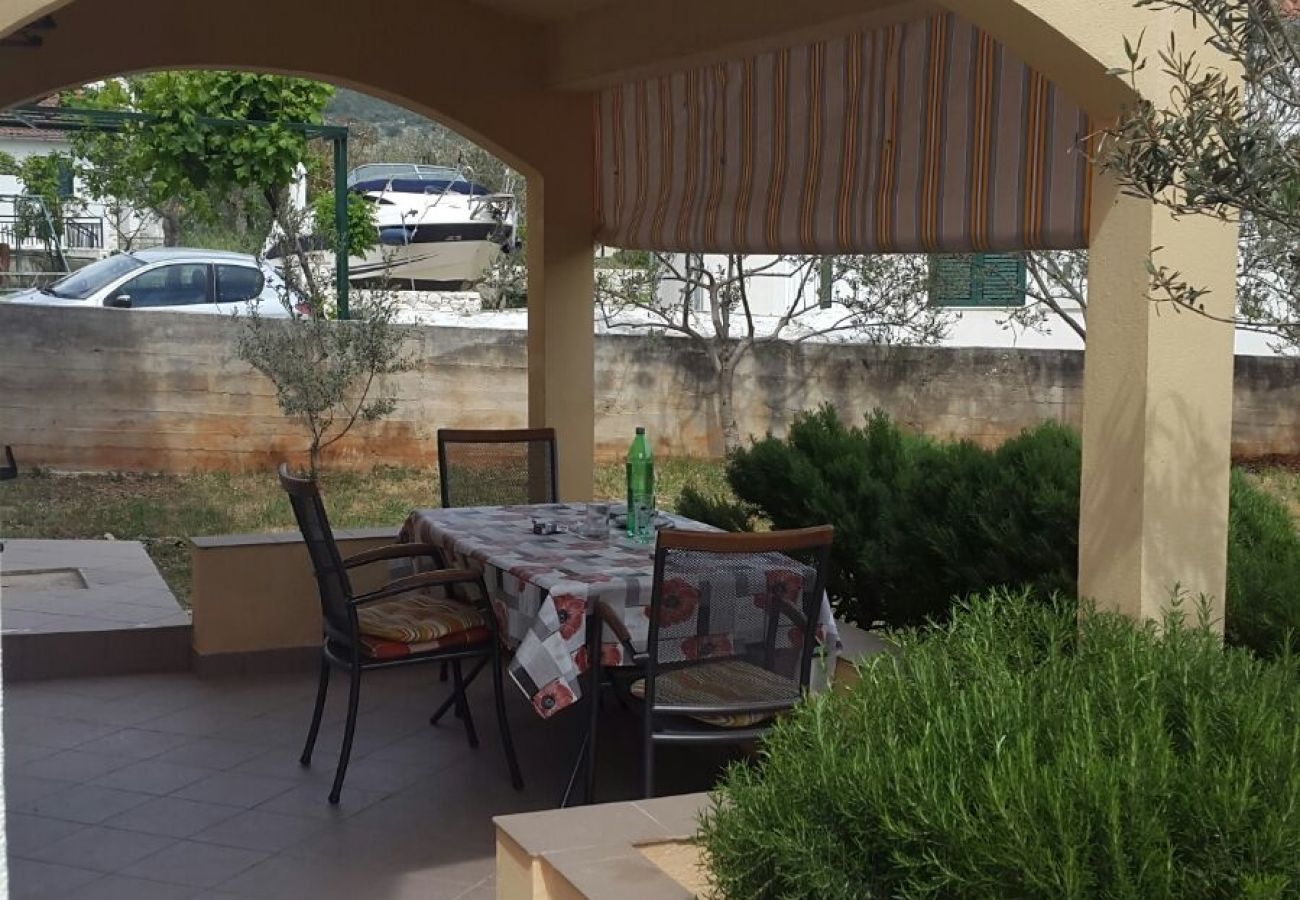 Apartament w Vinišce - Apartament w Vinišće z Widok na morze, balkon, Klimatyzacja, WIFI (4752-2)