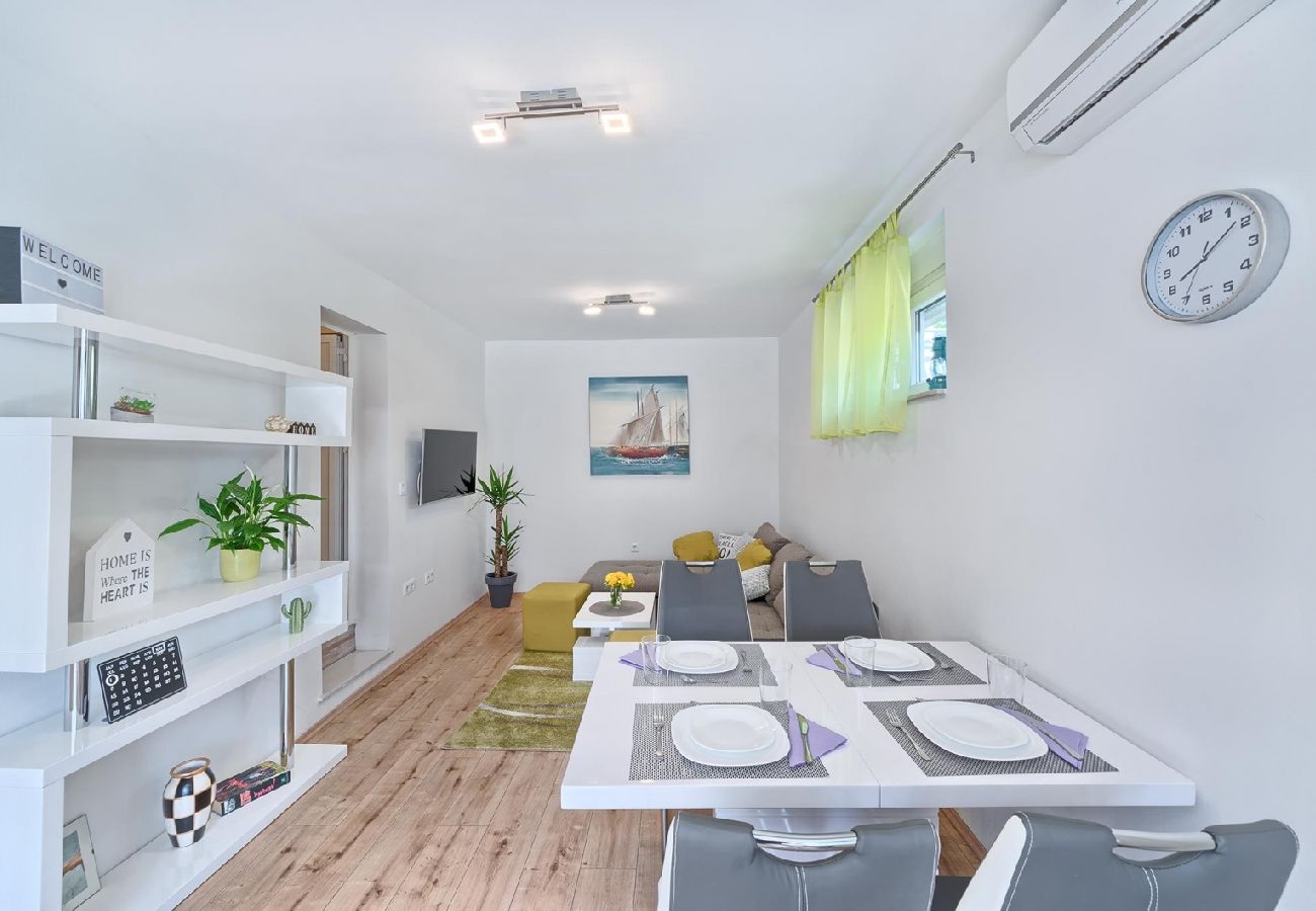 Apartament w Kaštel Lukšic - Apartament w Kaštel Lukšić z taras, Klimatyzacja, WIFI, Pralka (5107-2)