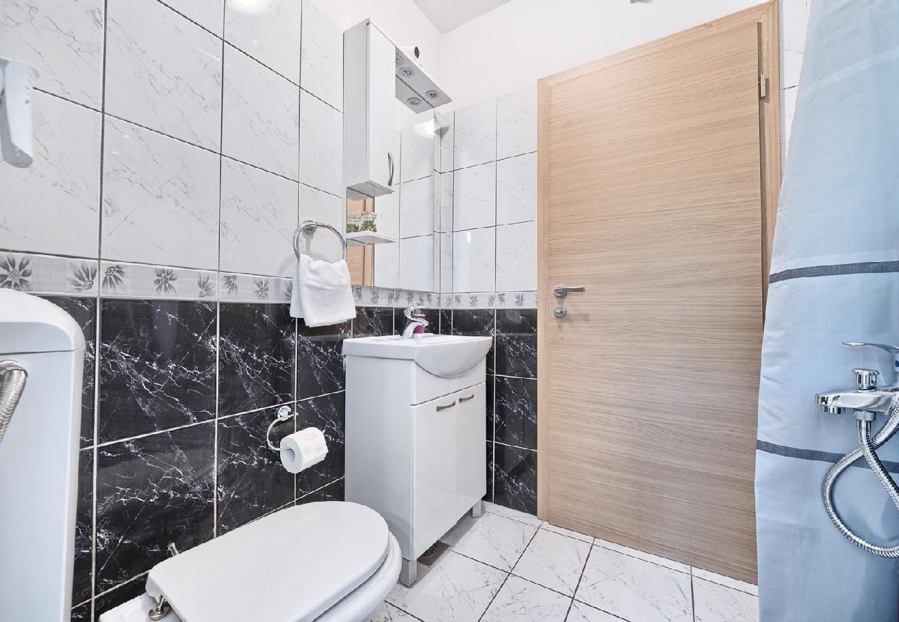 Apartament w Kaštel Lukšic - Apartament w Kaštel Lukšić z taras, Klimatyzacja, WIFI, Pralka (5107-2)