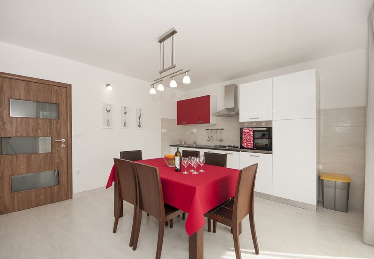 Apartament w Kaštel Lukšic - Apartament w Kaštel Lukšić z balkon, Klimatyzacja, WIFI, Pralka (5107-1)