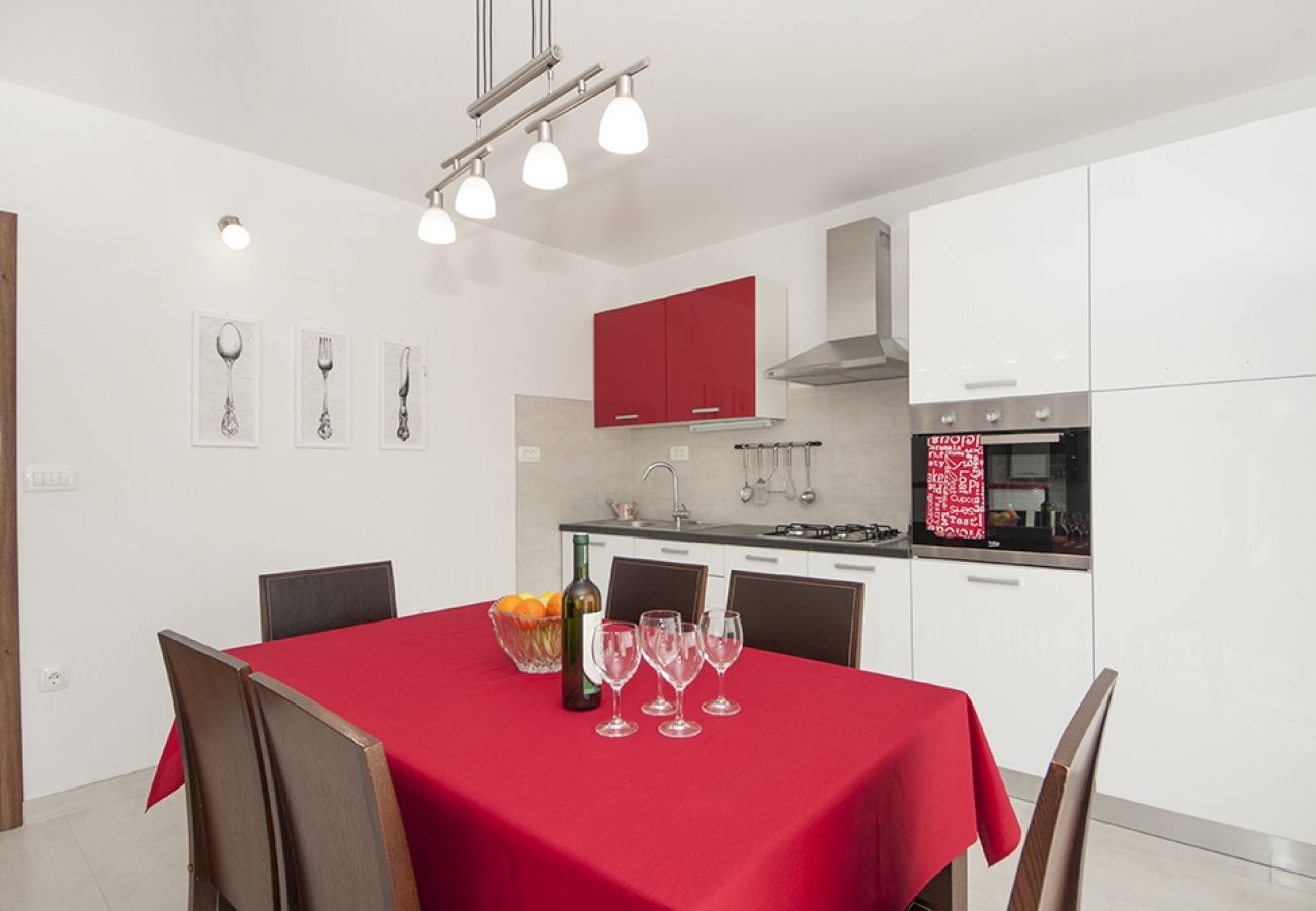 Apartament w Kaštel Lukšic - Apartament w Kaštel Lukšić z balkon, Klimatyzacja, WIFI, Pralka (5107-1)