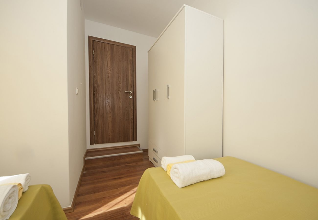 Apartament w Kaštel Lukšic - Apartament w Kaštel Lukšić z balkon, Klimatyzacja, WIFI, Pralka (5107-1)