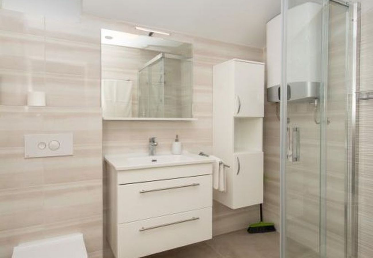 Apartament w Kaštel Novi - Apartament w Kaštel Novi z Widok na morze, balkon, Klimatyzacja, WIFI (5110-1)