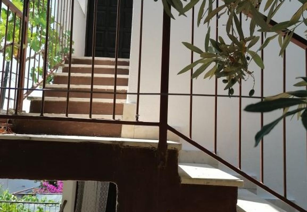 Apartament w Okrug Gornji - Apartament w Okrug Gornji z Widok na morze, balkon, Klimatyzacja, WIFI (5106-2)