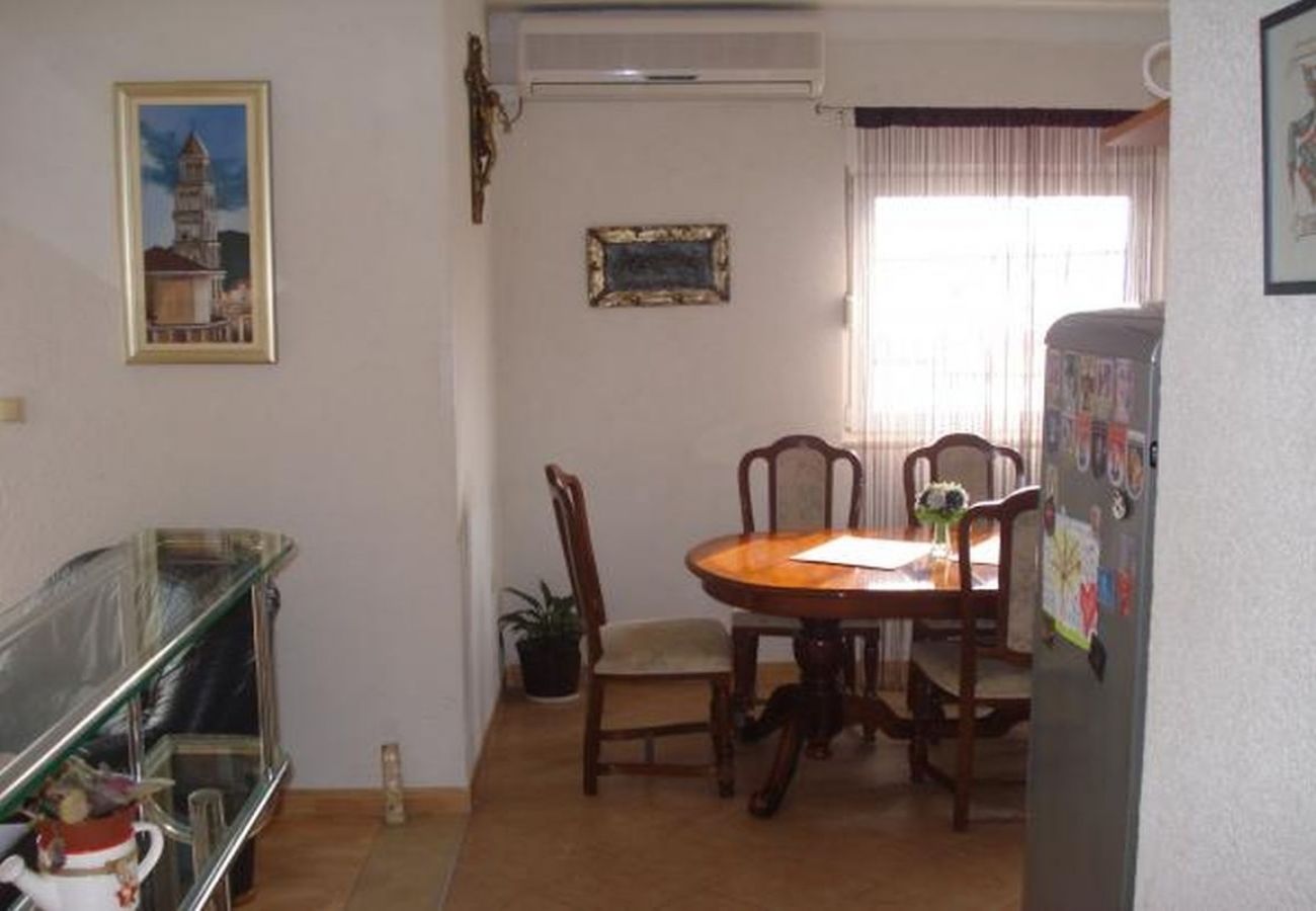 Apartament w Dugi Rat - Apartament w Dugi Rat z Widok na morze, balkon, Klimatyzacja, WIFI (5113-3)