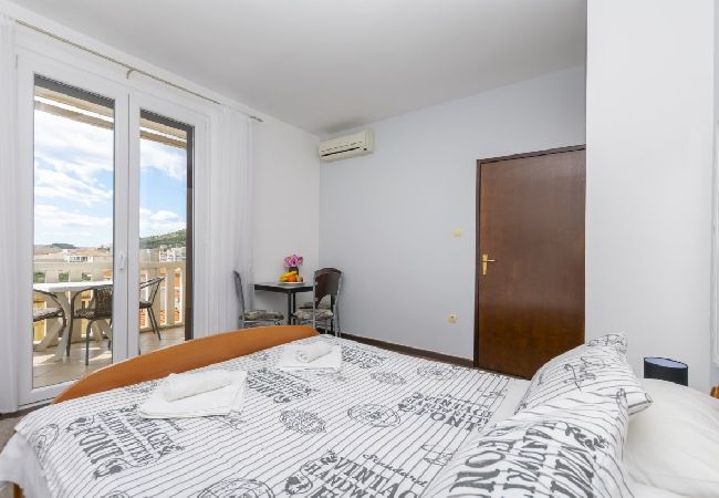 Apartament w Omiš - Apartament w Omiš z Widok na morze, balkon, Klimatyzacja, WIFI (5129-3) Apartament w Omiš - Apartament w Omiš z Widok na morze, balkon, Klimatyzacja, WIFI (5129-3)