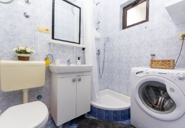 Apartament w Omiš - Apartament w Omiš z Widok na morze, balkon, Klimatyzacja, WIFI (5129-3) Apartament w Omiš - Apartament w Omiš z Widok na morze, balkon, Klimatyzacja, WIFI (5129-3)