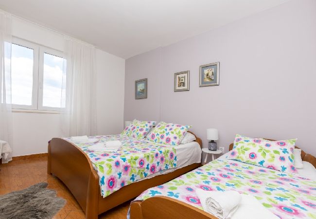Apartament w Omiš - Apartament w Omiš z Widok na morze, Loggia, Klimatyzacja, WIFI (5129-4) Apartament w Omiš - Apartament w Omiš z Widok na morze, Loggia, Klimatyzacja, WIFI (5129-4)