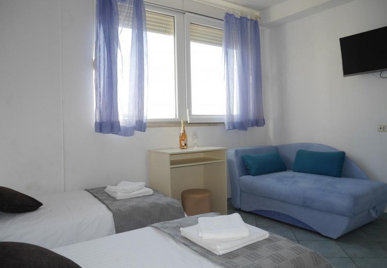 Apartament w Dugi Rat - Apartament w Dugi Rat z Widok na morze, balkon, Klimatyzacja, WIFI (5132-1)