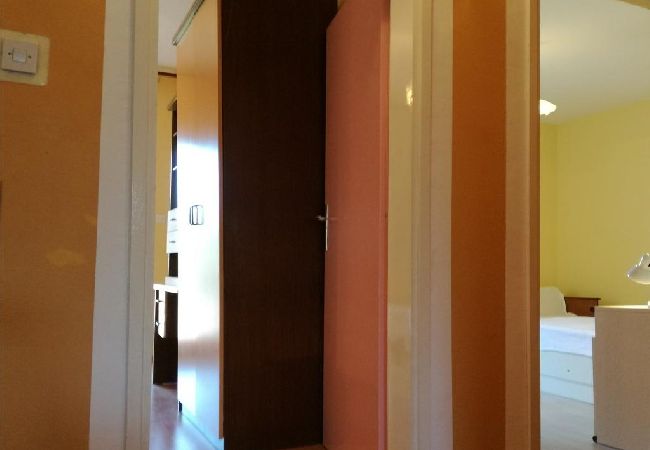 Apartament w Okrug Donji - Apartament w Okrug Donji z Widok na morze, taras, Klimatyzacja, WIFI (5136-1) Apartament w Okrug Donji - Apartament w Okrug Donji z Widok na morze, taras, Klimatyzacja, WIFI (5136-1)