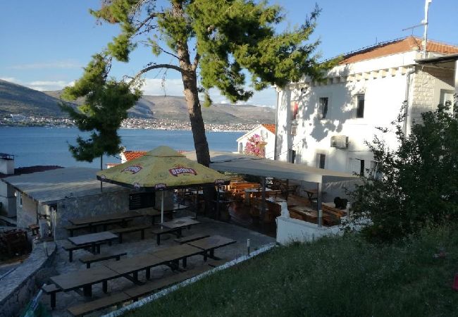 Apartament w Okrug Donji - Apartament w Okrug Donji z Widok na morze, taras, Klimatyzacja, WIFI (5136-1) Apartament w Okrug Donji - Apartament w Okrug Donji z Widok na morze, taras, Klimatyzacja, WIFI (5136-1)