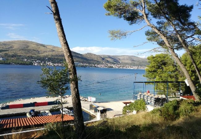 Apartament w Okrug Donji - Apartament w Okrug Donji z Widok na morze, taras, Klimatyzacja, WIFI (5136-1) Apartament w Okrug Donji - Apartament w Okrug Donji z Widok na morze, taras, Klimatyzacja, WIFI (5136-1)