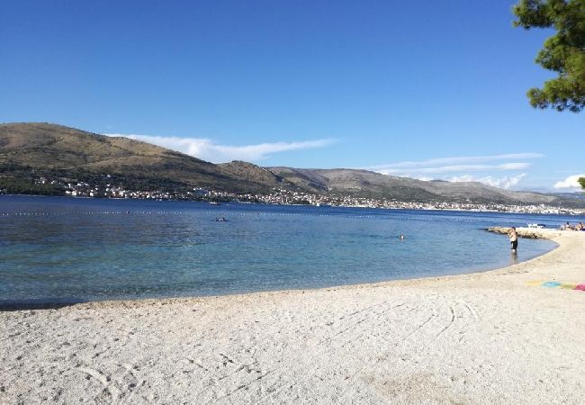 Apartament w Okrug Donji - Apartament w Okrug Donji z Widok na morze, taras, Klimatyzacja, WIFI (5136-1) Apartament w Okrug Donji - Apartament w Okrug Donji z Widok na morze, taras, Klimatyzacja, WIFI (5136-1)