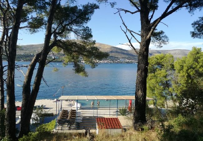 Apartament w Okrug Donji - Apartament w Okrug Donji z Widok na morze, taras, Klimatyzacja, WIFI (5136-1) Apartament w Okrug Donji - Apartament w Okrug Donji z Widok na morze, taras, Klimatyzacja, WIFI (5136-1)