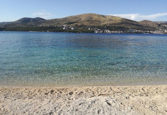 Apartament w Okrug Donji - Apartament w Okrug Donji z Widok na morze, taras, Klimatyzacja, WIFI (5136-1) Apartament w Okrug Donji - Apartament w Okrug Donji z Widok na morze, taras, Klimatyzacja, WIFI (5136-1)