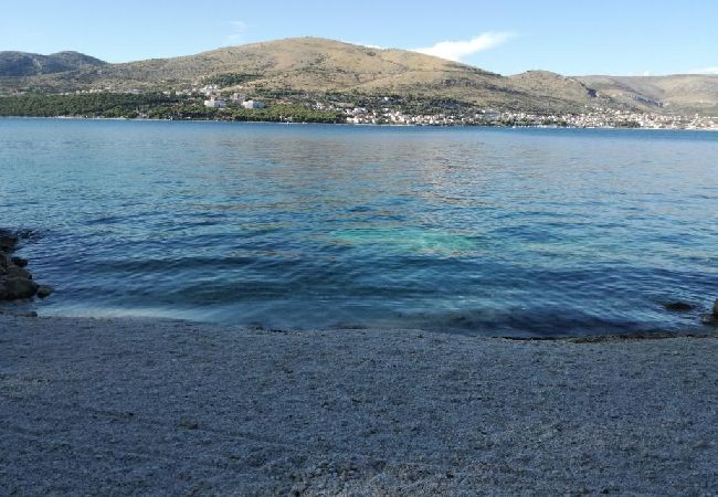 Apartament w Okrug Donji - Apartament w Okrug Donji z Widok na morze, taras, Klimatyzacja, WIFI (5136-1) Apartament w Okrug Donji - Apartament w Okrug Donji z Widok na morze, taras, Klimatyzacja, WIFI (5136-1)