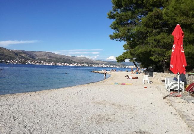 Apartament w Okrug Donji - Apartament w Okrug Donji z Widok na morze, taras, Klimatyzacja, WIFI (5136-1) Apartament w Okrug Donji - Apartament w Okrug Donji z Widok na morze, taras, Klimatyzacja, WIFI (5136-1)