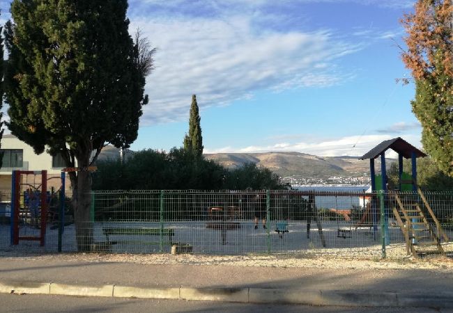 Apartament w Okrug Donji - Apartament w Okrug Donji z Widok na morze, taras, Klimatyzacja, WIFI (5136-1) Apartament w Okrug Donji - Apartament w Okrug Donji z Widok na morze, taras, Klimatyzacja, WIFI (5136-1)