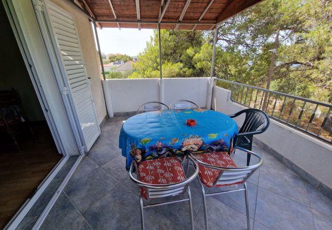 Apartament w Okrug Donji - Apartament w Okrug Donji z Widok na morze, taras, Klimatyzacja, WIFI (5136-1) Apartament w Okrug Donji - Apartament w Okrug Donji z Widok na morze, taras, Klimatyzacja, WIFI (5136-1)