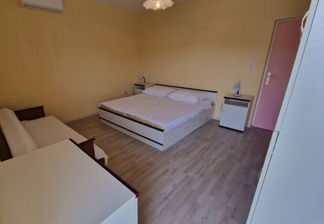 Apartament w Okrug Donji - Apartament w Okrug Donji z Widok na morze, taras, Klimatyzacja, WIFI (5136-1) Apartament w Okrug Donji - Apartament w Okrug Donji z Widok na morze, taras, Klimatyzacja, WIFI (5136-1)