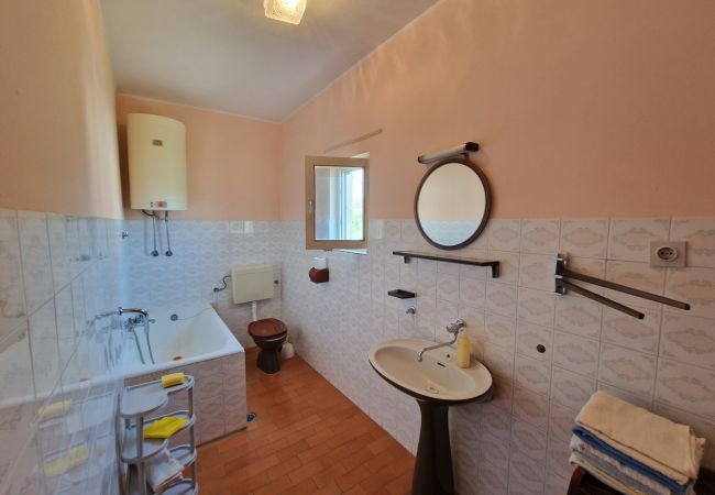 Apartament w Okrug Donji - Apartament w Okrug Donji z Widok na morze, taras, Klimatyzacja, WIFI (5136-1) Apartament w Okrug Donji - Apartament w Okrug Donji z Widok na morze, taras, Klimatyzacja, WIFI (5136-1)