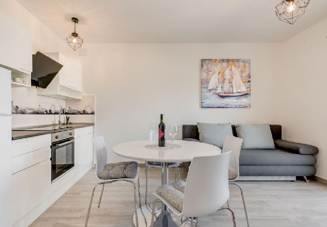 Apartament w Arbanija - Apartament w Arbanija z Widok na morze, balkon, Klimatyzacja, WIFI (5137-1) Apartament w Arbanija - Apartament w Arbanija z Widok na morze, balkon, Klimatyzacja, WIFI (5137-1)