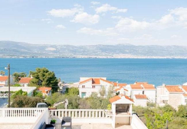 Apartament w Arbanija - Apartament w Arbanija z Widok na morze, balkon, Klimatyzacja, WIFI (5137-1) Apartament w Arbanija - Apartament w Arbanija z Widok na morze, balkon, Klimatyzacja, WIFI (5137-1)