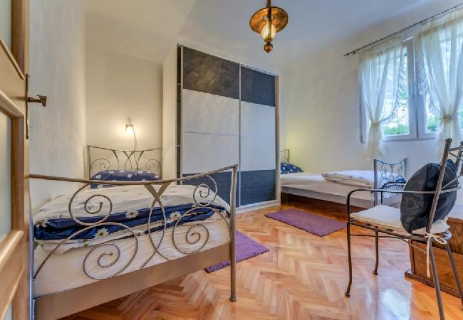 Apartament w Arbanija - Apartament w Arbanija z Widok na morze, taras, Klimatyzacja, WIFI (5138-2) Apartament w Arbanija - Apartament w Arbanija z Widok na morze, taras, Klimatyzacja, WIFI (5138-2)