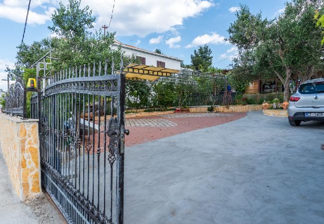 Apartament w Arbanija - Apartament w Arbanija z Widok na morze, taras, Klimatyzacja, WIFI (5138-2) Apartament w Arbanija - Apartament w Arbanija z Widok na morze, taras, Klimatyzacja, WIFI (5138-2)