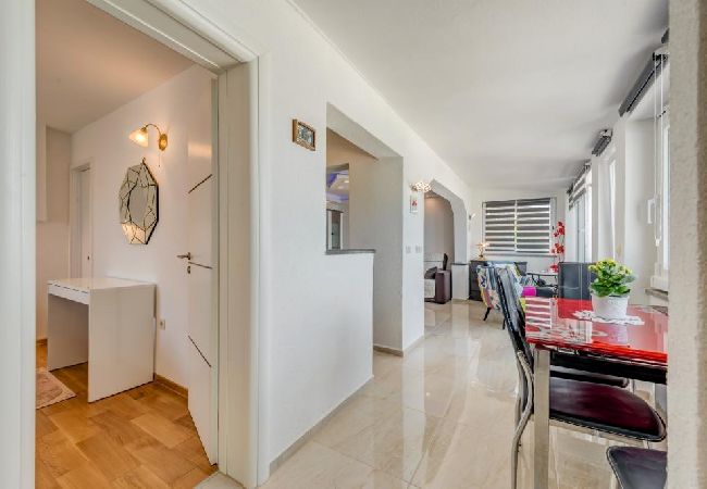 Apartament w Arbanija - Apartament w Arbanija z Widok na morze, balkon, Klimatyzacja, WIFI (5138-1) Apartament w Arbanija - Apartament w Arbanija z Widok na morze, balkon, Klimatyzacja, WIFI (5138-1)