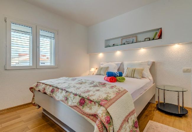 Apartament w Arbanija - Apartament w Arbanija z Widok na morze, balkon, Klimatyzacja, WIFI (5138-1) Apartament w Arbanija - Apartament w Arbanija z Widok na morze, balkon, Klimatyzacja, WIFI (5138-1)