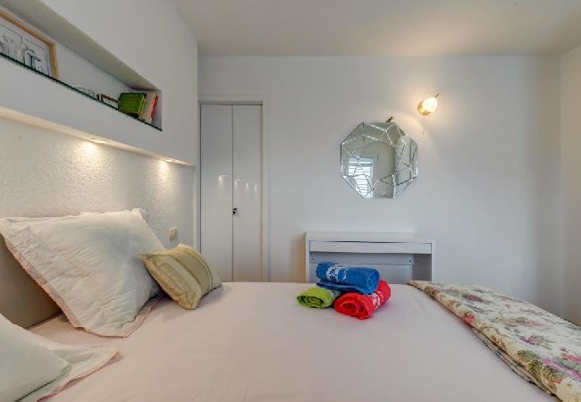 Apartament w Arbanija - Apartament w Arbanija z Widok na morze, balkon, Klimatyzacja, WIFI (5138-1) Apartament w Arbanija - Apartament w Arbanija z Widok na morze, balkon, Klimatyzacja, WIFI (5138-1)