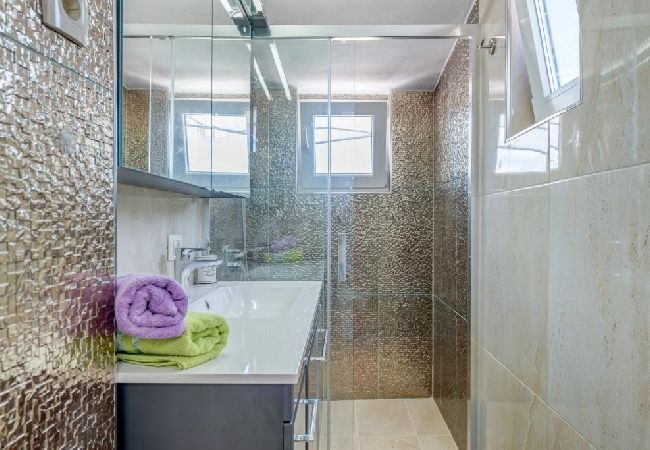 Apartament w Arbanija - Apartament w Arbanija z Widok na morze, balkon, Klimatyzacja, WIFI (5138-1) Apartament w Arbanija - Apartament w Arbanija z Widok na morze, balkon, Klimatyzacja, WIFI (5138-1)