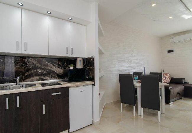 Apartament w Okrug Gornji - Apartament w Okrug Gornji z Widok na morze, balkon, Klimatyzacja, WIFI (5134-5) Apartament w Okrug Gornji - Apartament w Okrug Gornji z Widok na morze, balkon, Klimatyzacja, WIFI (5134-5)