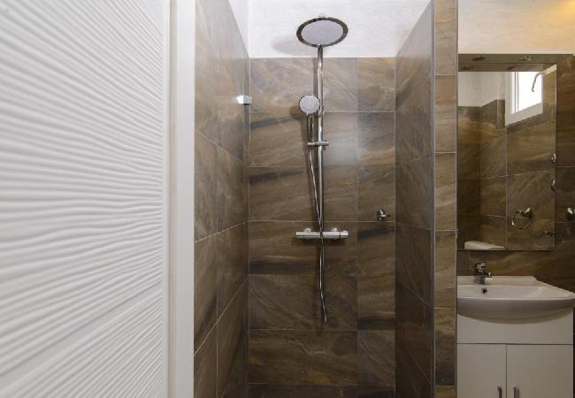 Apartament w Okrug Gornji - Apartament w Okrug Gornji z Widok na morze, balkon, Klimatyzacja, WIFI (5134-5) Apartament w Okrug Gornji - Apartament w Okrug Gornji z Widok na morze, balkon, Klimatyzacja, WIFI (5134-5)