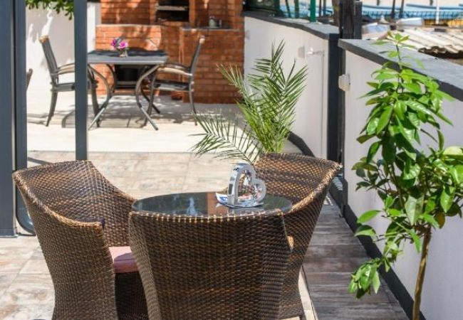 Apartament w Okrug Gornji - Apartament w Okrug Gornji z Widok na morze, balkon, Klimatyzacja, WIFI (5134-5) Apartament w Okrug Gornji - Apartament w Okrug Gornji z Widok na morze, balkon, Klimatyzacja, WIFI (5134-5)