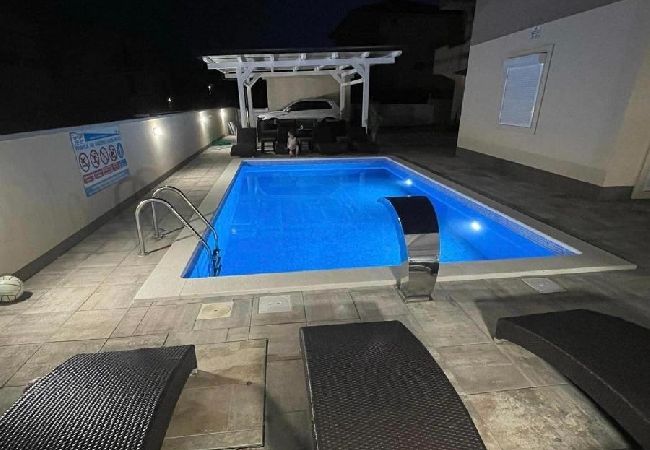 Apartament w Okrug Gornji - Apartament w Okrug Gornji z Widok na morze, balkon, Klimatyzacja, WIFI (5134-5) Apartament w Okrug Gornji - Apartament w Okrug Gornji z Widok na morze, balkon, Klimatyzacja, WIFI (5134-5)