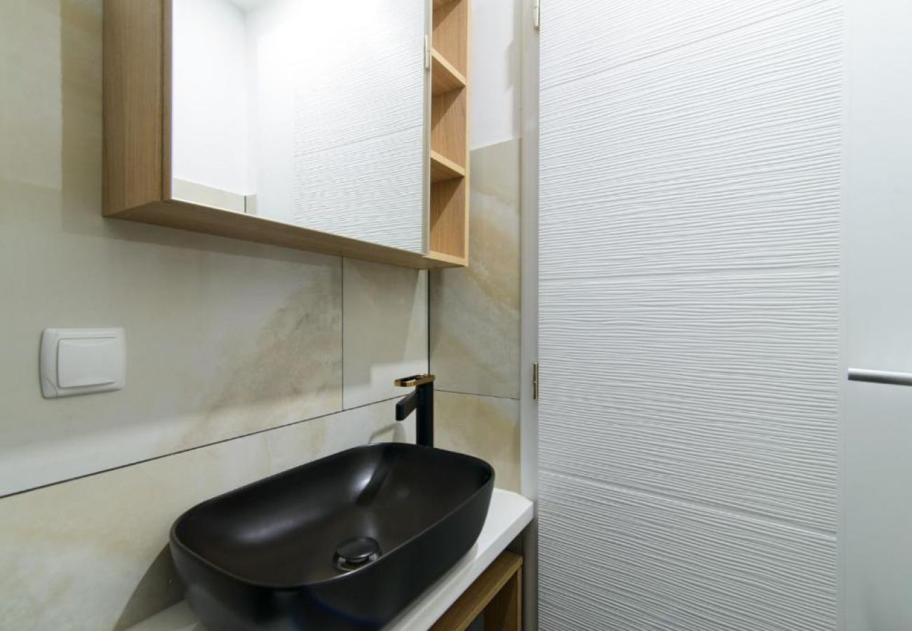 Apartament w Okrug Gornji - Apartament w Okrug Gornji z Widok na morze, balkon, Klimatyzacja, WIFI (5134-2)