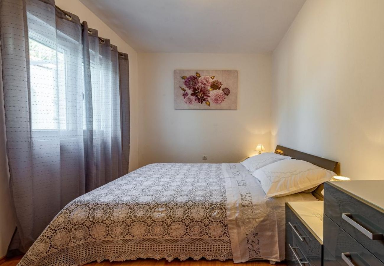 Apartament w Okrug Gornji - Apartament w Okrug Gornji z Widok na morze, taras, Klimatyzacja, WIFI (5160-1)