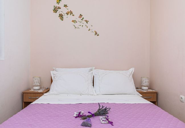 Apartament w Okrug Gornji - Apartament w Okrug Gornji z Widok na morze, taras, Klimatyzacja, WIFI (5160-2) Apartament w Okrug Gornji - Apartament w Okrug Gornji z Widok na morze, taras, Klimatyzacja, WIFI (5160-2)