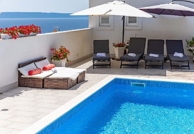 Apartament w Okrug Gornji - Apartament w Okrug Gornji z Widok na morze, taras, Klimatyzacja, WIFI (5160-2) Apartament w Okrug Gornji - Apartament w Okrug Gornji z Widok na morze, taras, Klimatyzacja, WIFI (5160-2)