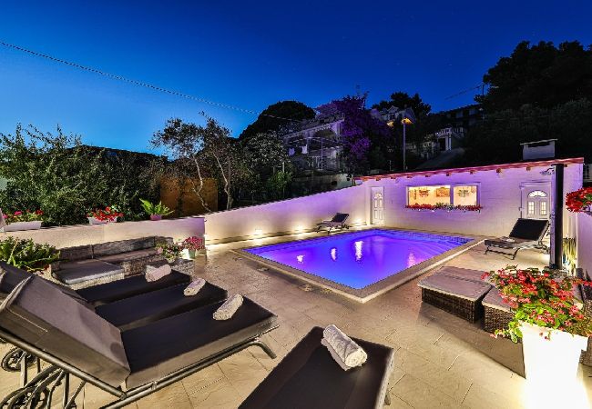 Apartament w Okrug Gornji - Apartament w Okrug Gornji z Widok na morze, taras, Klimatyzacja, WIFI (5160-2) Apartament w Okrug Gornji - Apartament w Okrug Gornji z Widok na morze, taras, Klimatyzacja, WIFI (5160-2)