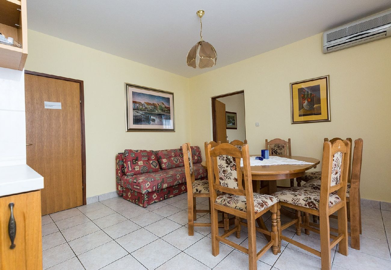 Apartament w Okrug Gornji - Apartament w Okrug Gornji z Widok na morze, balkon, Klimatyzacja, WIFI (5165-1)