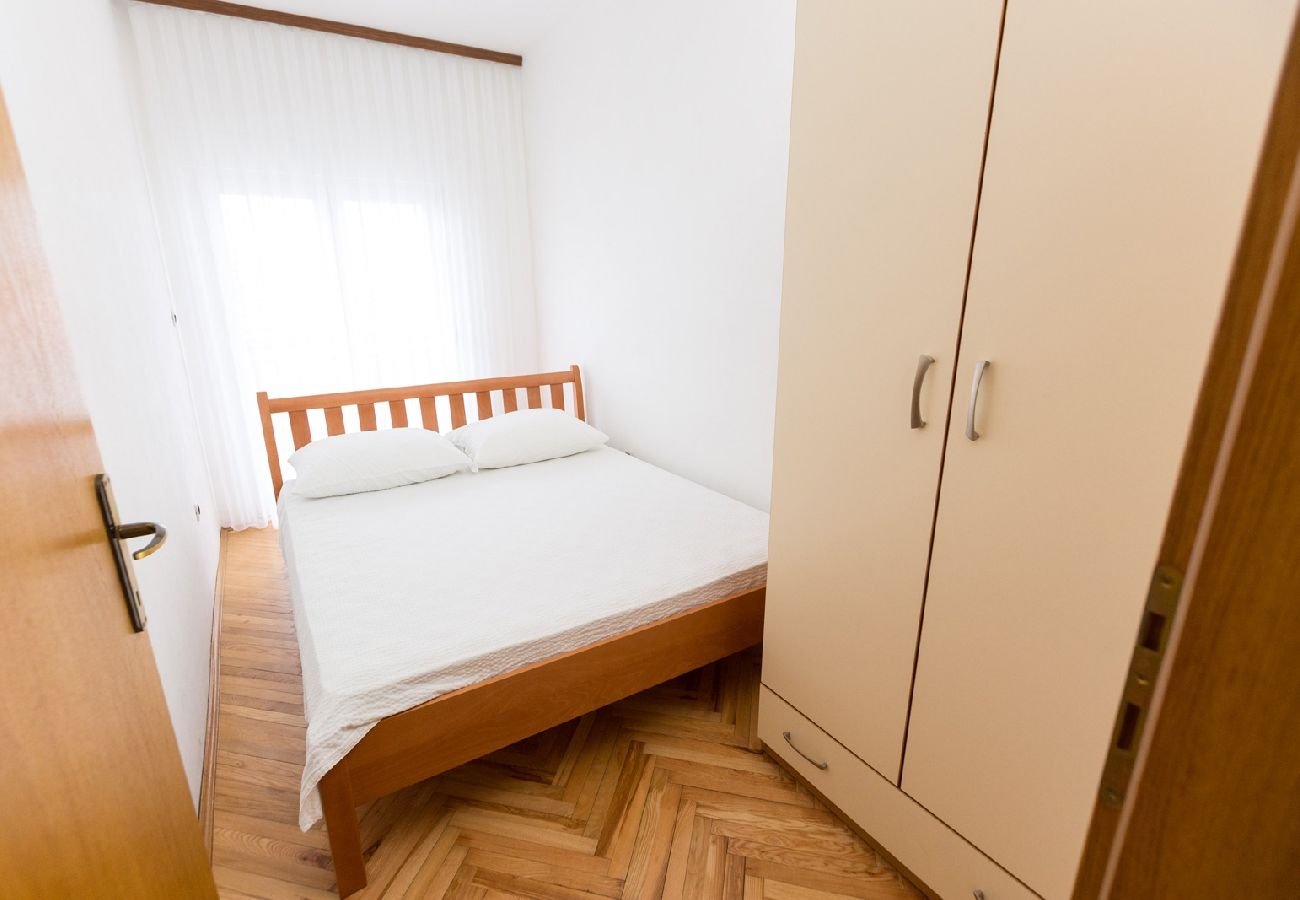 Apartament w Okrug Donji - Apartament w Okrug Donji z Widok na morze, balkon, Klimatyzacja, WIFI (5166-3)